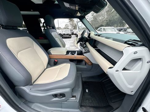 Used 2023 Land Rover Defender 90 X-Dynamic SE image 30