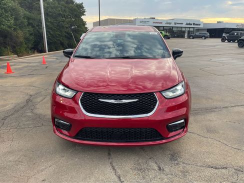 New 2026 Chrysler Pacifica Select FWD image 3