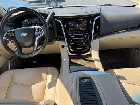 Used 2019 Cadillac Escalade ESV Luxury AWD/4WD image 14