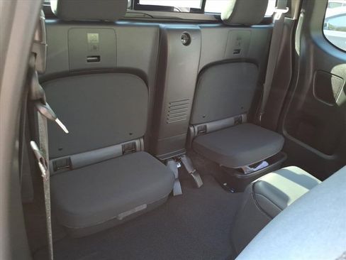 Used 2024 Nissan Frontier SV w/ SV Convenience Package image 21