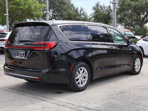 Used 2023 Chrysler Pacifica Touring-L FWD image 8