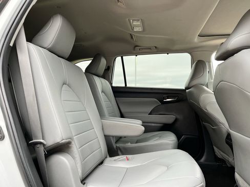 Used 2024 Toyota Highlander XLE FWD image 27