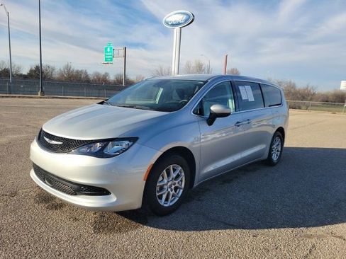 Used 2023 Chrysler Voyager LX image 18