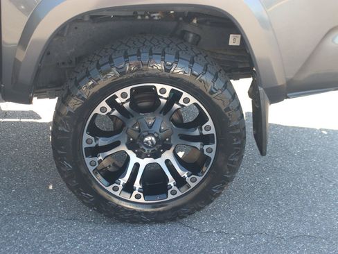 Used 2021 Toyota Tacoma TRD Sport w/ Technology Package AWD/4WD image 31