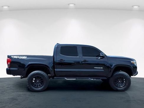 Used 2018 Toyota Tacoma TRD Sport AWD/4WD image 7