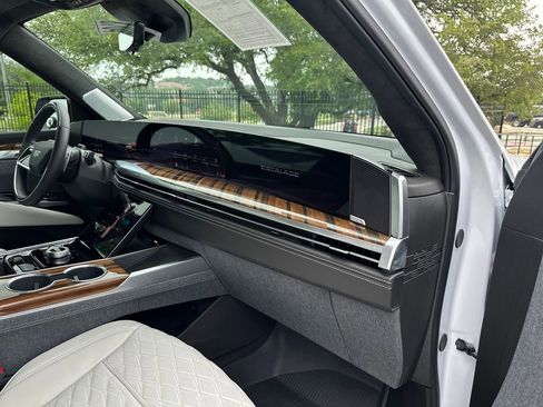 Used 2026 Cadillac Escalade Platinum Sport w/ LPO, Floor Liner Package AWD/4WD image 42