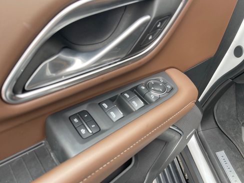 Used 2024 Chevrolet Suburban High Country RWD image 8