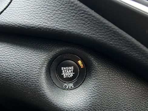 Used 2019 Jeep Cherokee Latitude Plus w/ Comfort/Convenience Group image 12