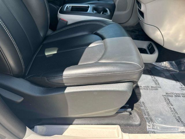 Used 2023 Chrysler Pacifica Touring-L FWD image 17