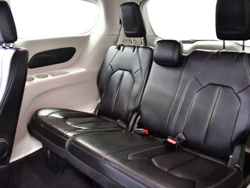 Used 2023 Chrysler Pacifica Touring-L FWD image 13