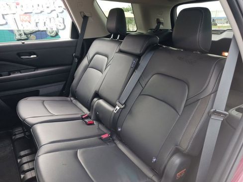 Used 2025 Nissan Pathfinder SL FWD image 12