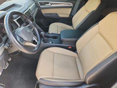 Used 2021 Volkswagen Atlas Cross Sport SE w/ Panoramic Sunroof Package FWD image 19