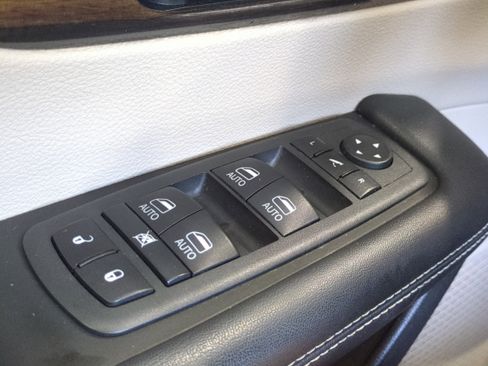 Used 2022 Chrysler Pacifica Limited FWD image 27