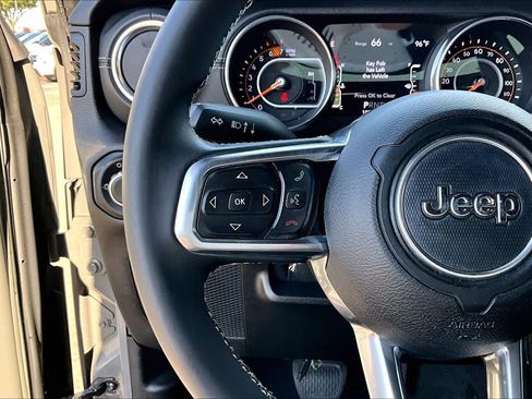 Used 2018 Jeep Wrangler Unlimited Sahara AWD/4WD image 24
