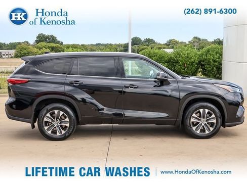 Used 2021 Toyota Highlander XLE AWD/4WD image 6