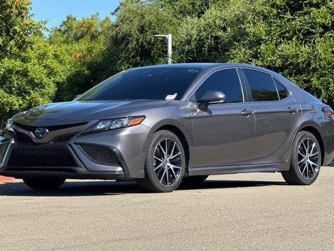 Used 2021 Toyota Camry SE w/ Cold Weather Package FWD image 8