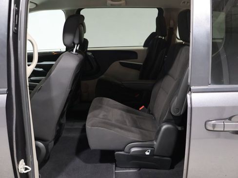 Used 2018 Dodge Grand Caravan SE w/ UConnect Hands-Free Group image 17