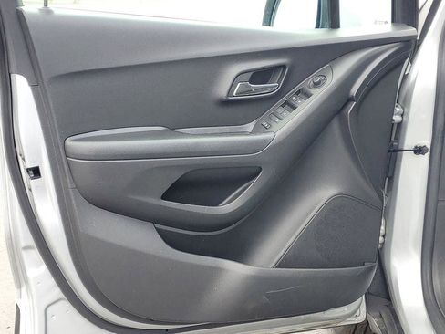 Used 2022 Chevrolet Trax LT w/ LT Convenience Package image 19