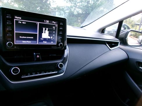 Used 2021 Toyota Corolla LE image 3