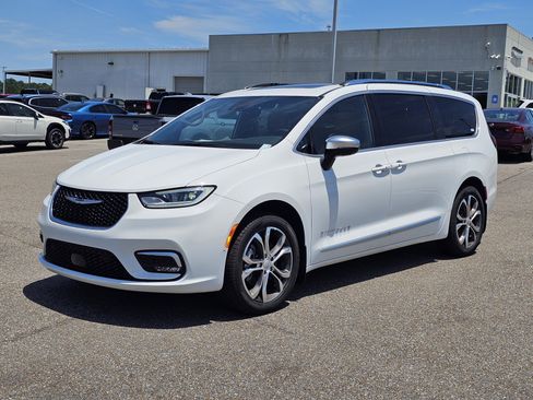 New 2026 Chrysler Pacifica Pinnacle w/ Trailer Tow Group AWD/4WD image 1