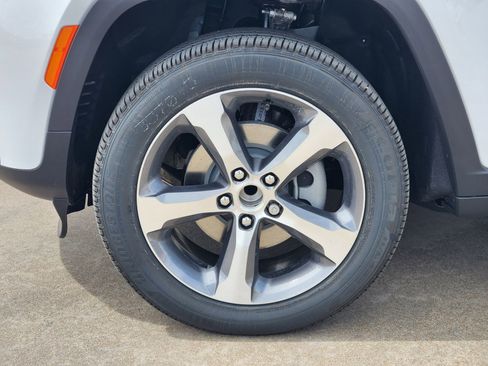New 2026 Jeep Grand Cherokee Limited RWD image 10