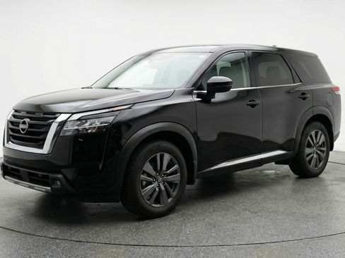 Used 2025 Nissan Pathfinder SV FWD image 3