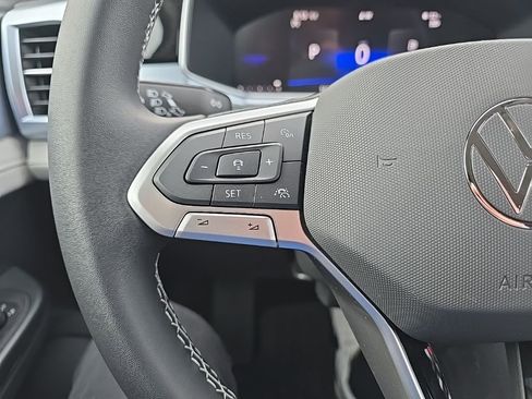 Used 2025 Volkswagen Taos SE image 13