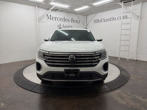 Used 2024 Volkswagen Atlas SE image 2