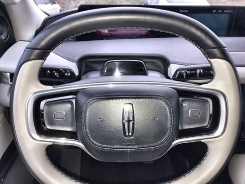 Used 2025 Lincoln Navigator Reserve AWD/4WD image 14
