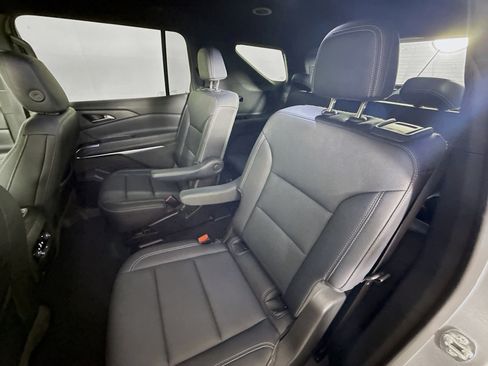 Used 2025 Chevrolet Traverse LT FWD image 29