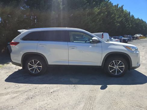 Used 2019 Toyota Highlander XLE AWD/4WD image 5