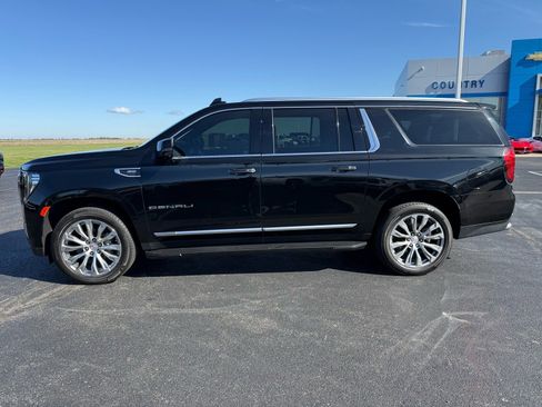 Used 2022 GMC Yukon XL Denali AWD/4WD image 2