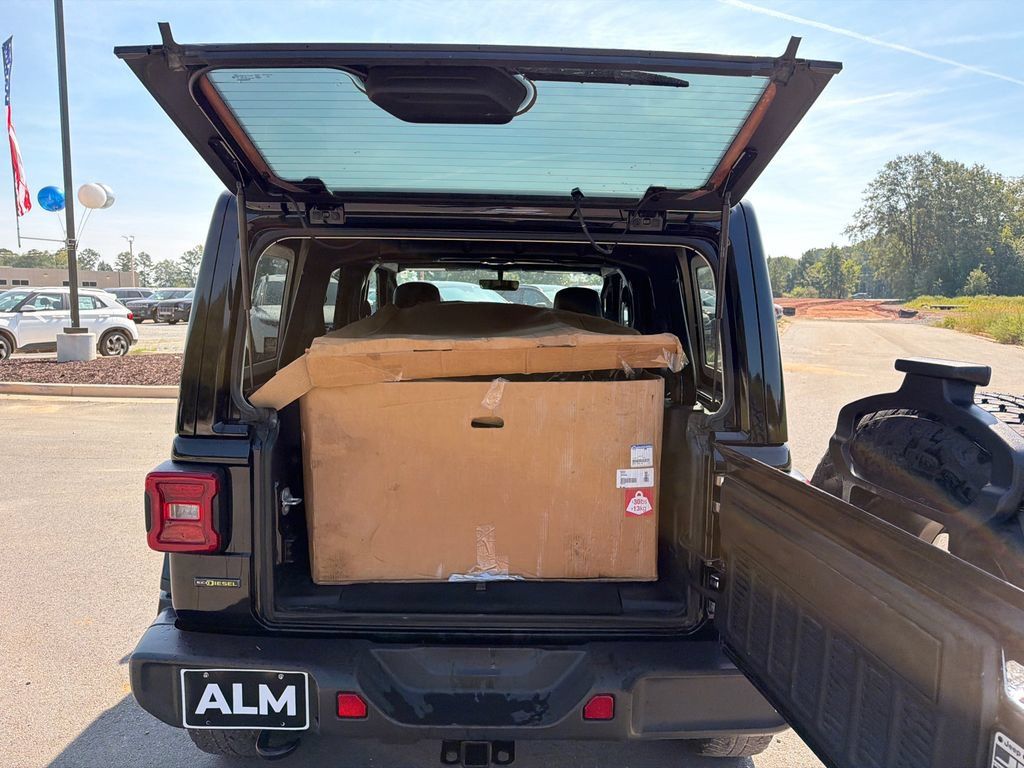 Used 2022 Jeep Wrangler Unlimited Sahara AWD/4WD image 16