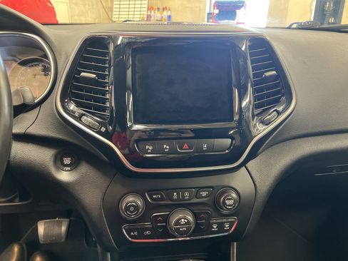 Used 2019 Jeep Cherokee Limited w/ Luxury Group AWD/4WD image 10