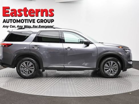 Used 2025 Nissan Pathfinder SV FWD image 4