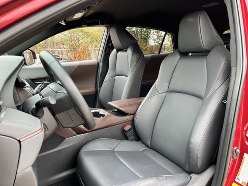 Used 2023 Toyota Venza XLE image 22