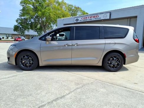 Used 2018 Chrysler Pacifica Touring Plus w/ S Appearance Package image 17