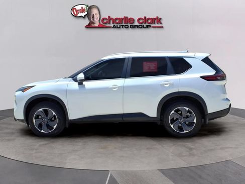 Used 2024 Nissan Rogue SV w/ SV Premium Package FWD image 2