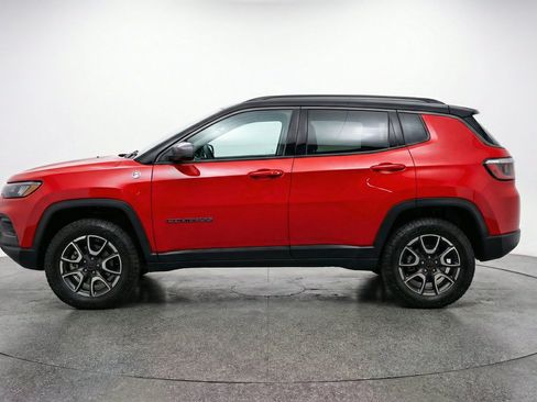 Used 2025 Jeep Compass Trailhawk AWD/4WD image 5