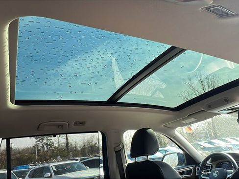 Certified 2025 Volkswagen Atlas SE w/ Panoramic Sunroof Package image 12