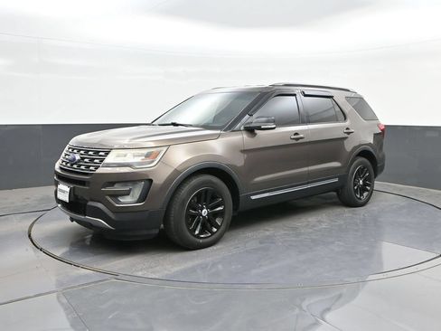 Used 2016 Ford Explorer XLT w/ Equipment Group 202A FWD image 29