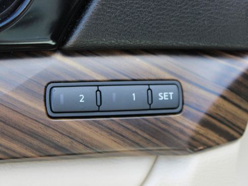 Used 2016 Nissan Maxima Platinum w/ Interior Lighting Package FWD image 16