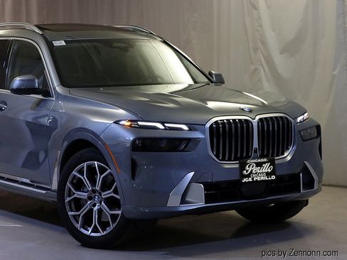 Used 2025 BMW X7 xDrive40i w/ Premium Package image 2