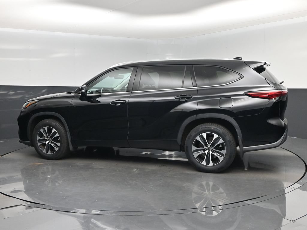 Used 2021 Toyota Highlander XLE AWD/4WD image 10