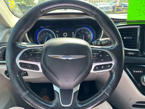 Used 2019 Chrysler Pacifica Touring-L w/ Advanced Safetytec Group FWD image 6