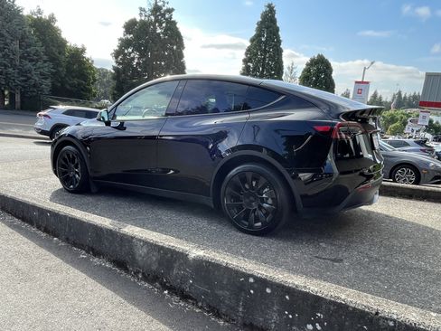 Used 2022 Tesla Model Y Long Range AWD/4WD image 5