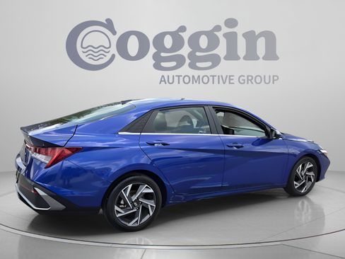 Used 2025 Hyundai Elantra SEL FWD image 5