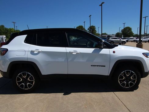 Used 2024 Jeep Compass Trailhawk w/ Trailhawk Convenience Group AWD/4WD image 4