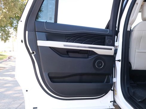 Used 2019 Ford Expedition Max Platinum image 18