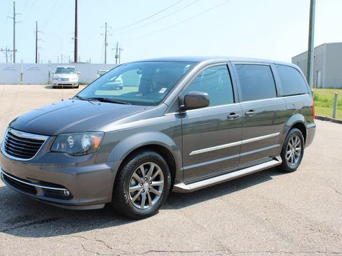 Used 2016 Chrysler Town & Country S w/ Driver Convenience Group FWD image 2